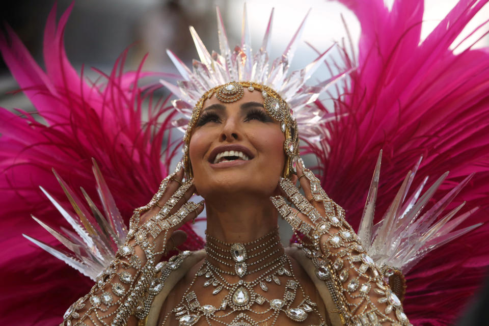 Drum queen Sabrina Sato from the Gavioes da Fiel samba school performs. (Photo: Amanda Perobelli / Reuters)