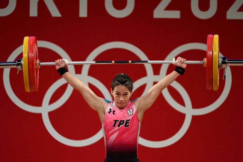 Taiwan&#39;s Kuo Hsing-chun competes in the women&#39;s 59kg weightlifting competition during the Tokyo 2020 Olympic Games at the Tokyo International Forum in Tokyo on July 27, 2021. / AFP / Vincenzo PINTO