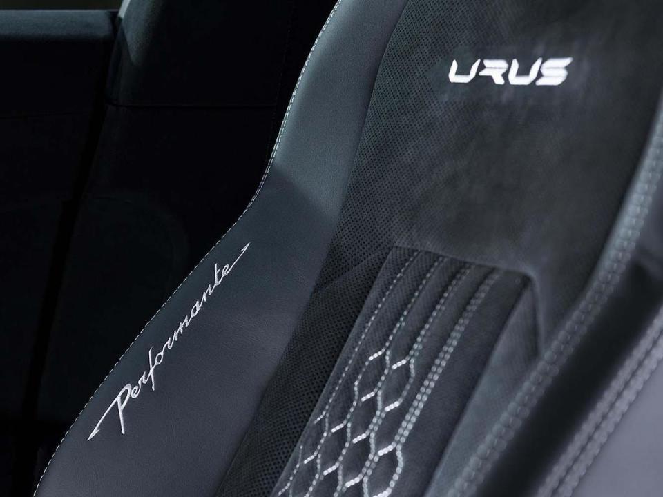 裝配置單色Alcantara麂皮搭配白色對比縫線，座椅可見車型專屬的六邊形縫線設計以及車型標誌。