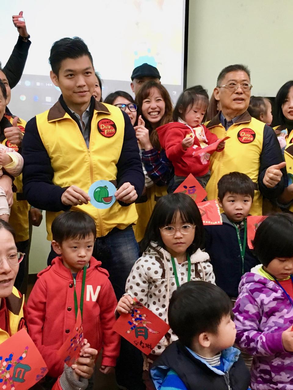 昇恆昌少東、總經理江建廷（圖左著黃背心者）。攝影／陳景淵