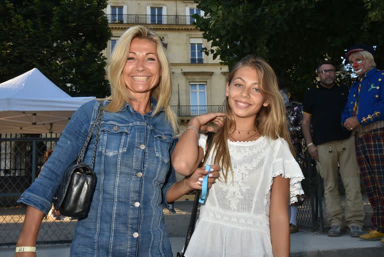 Natty Tardivel Belmondo y su hija Stella, la cuarta descendiente de Jean Paul Belmondo 