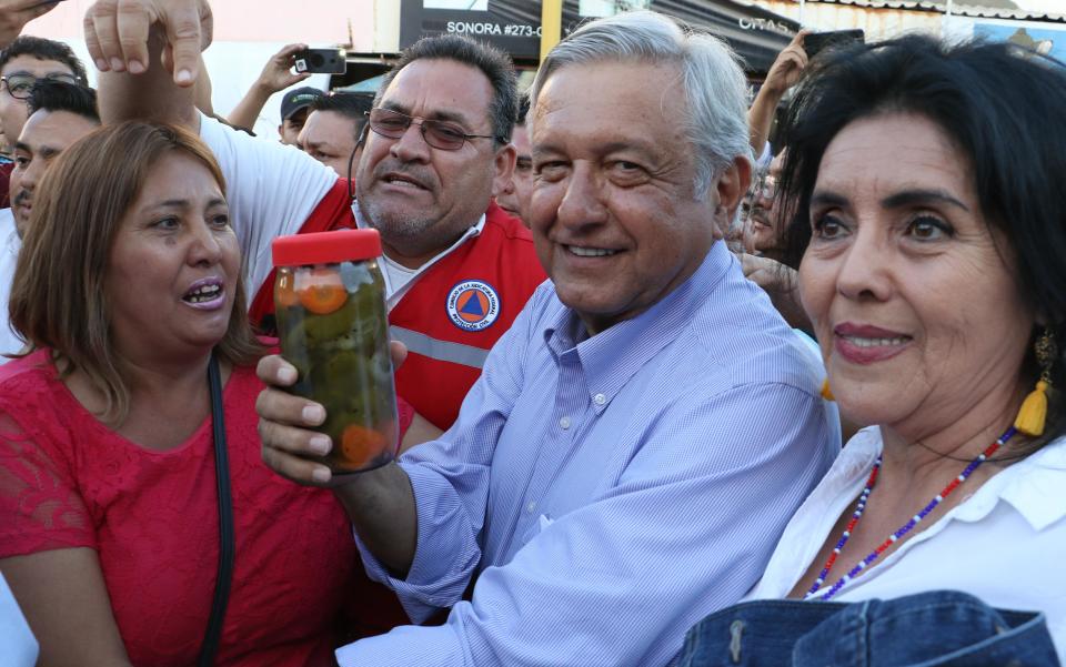 <p>FOTO l Cuartoscuro.- Andrés Manuel Lopez Obrador visito el centro historico de Ciudad Obregón dando a conocer sus propuestas en caso de ganar la presidencia. </p>