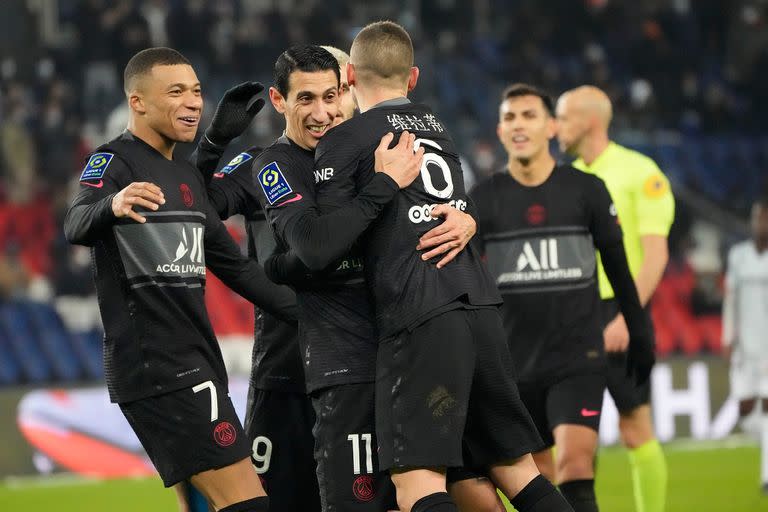 Marco Verratti es felicitado por Kylian Mbappe y Ángel Di María, luego de convertir un gol durante el partido que disputan el Paris Saint-Germain y el Reims.