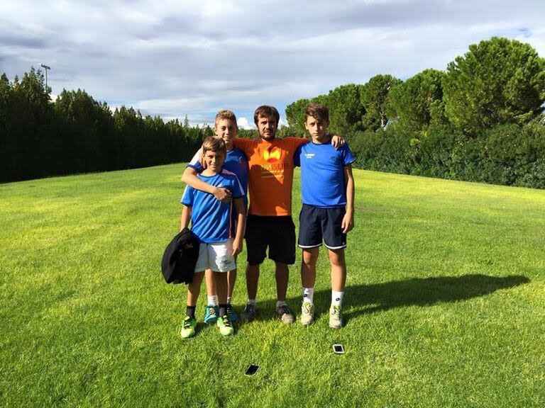 El argentino Juanda Manevy (remera naranja) entrenó a Nardi (el primero desde la derecha) en Pésaro, Italia 