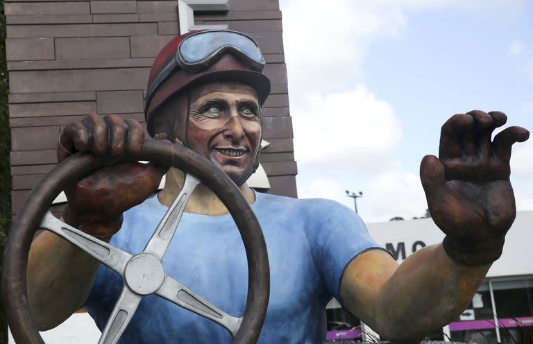 Una estatua del piloto de Fórmula 1 Juan Manuel Fangio se encuentra en la entrada de su ciudad natal de Balcarce, donde fue homenajeado