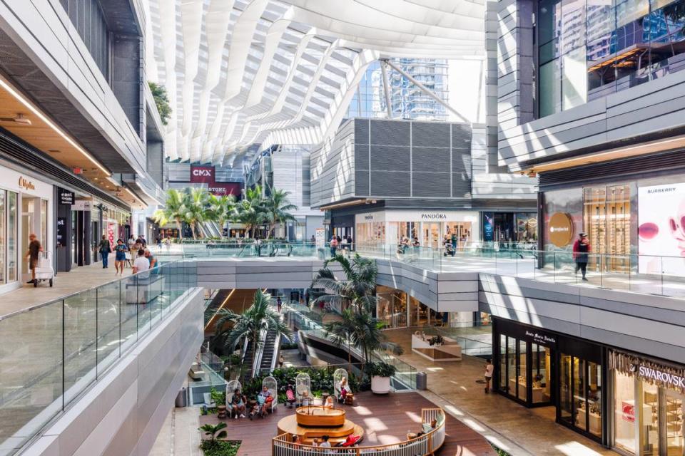 Interior del Brickell City Centre. Las tiendas incluyen Swarovski, Pandora y las salas de cine y entretenimiento CMX.