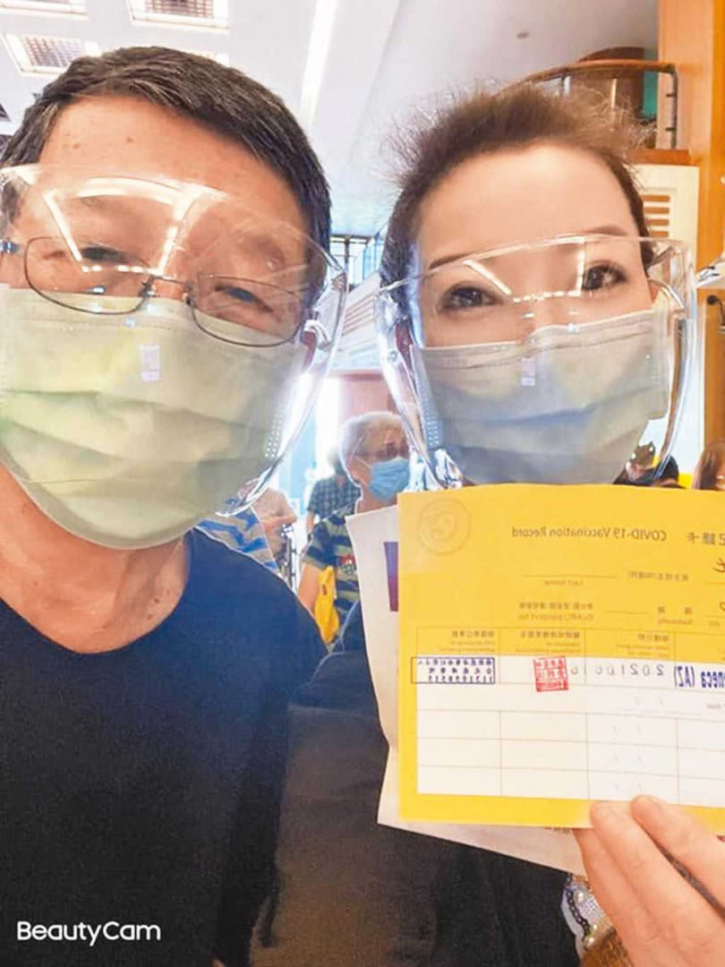 楊繡惠（右）前天帶著86歲的爸爸阿西（楊坤灶）施打疫苗。（圖／摘自臉書）