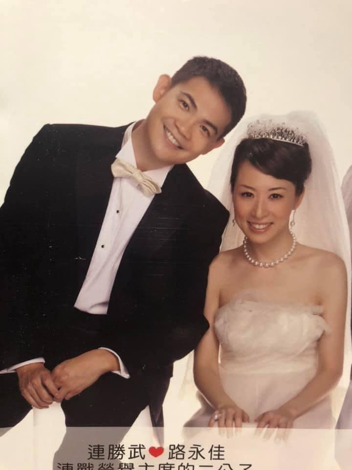 2009年，連勝武（左）與相戀4年的華航空姐路永佳（右）結婚，如今爆出婚外情，讓人震驚。（翻攝自臉書）