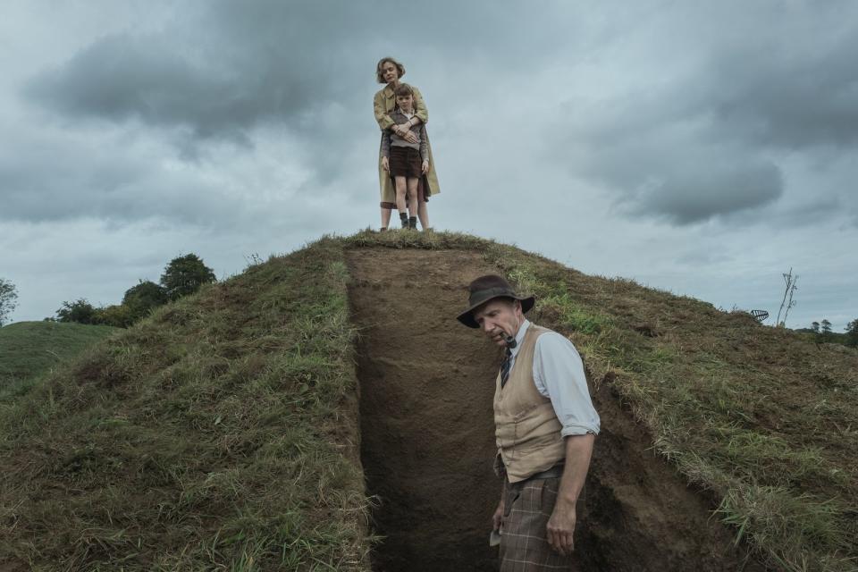 Unter den Augen von Edith (Carey Mulligan) und ihrem Sohn (Archie Barnes) macht sich Basil (Ralph Fiennes) an die Arbeit. (Bild: Larry Horricks/Netflix)