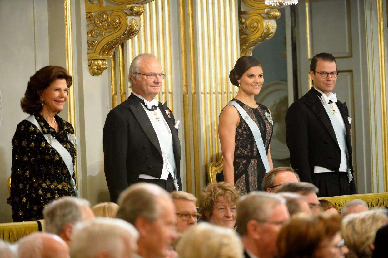 Die Schwedische Akademie ist dem Schwedischen Hof unterstellt: An ihrer jährlichen Versammlung (im Bild im Jahr 2013) nimmt auch die Schwedische Königsfamilie teil. (Bild: AP Photo/TT News Agency/Jonas Ekstromer)
