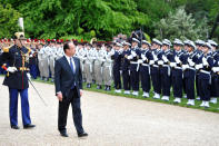Le nouveau président de la République passe les troupes en revue. AFP