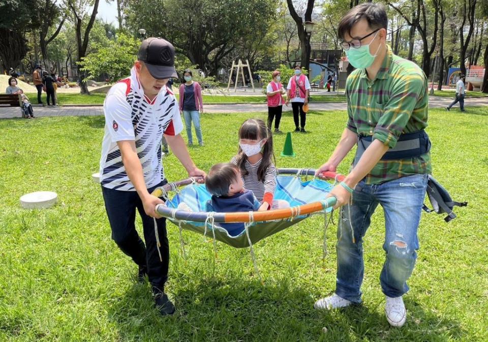 台中市社會局昨日在北區親子館英才婦幼館舉辦兒童節系列活動，吸引五百多名親子參與共度歡樂時光。（記者陳金龍攝）