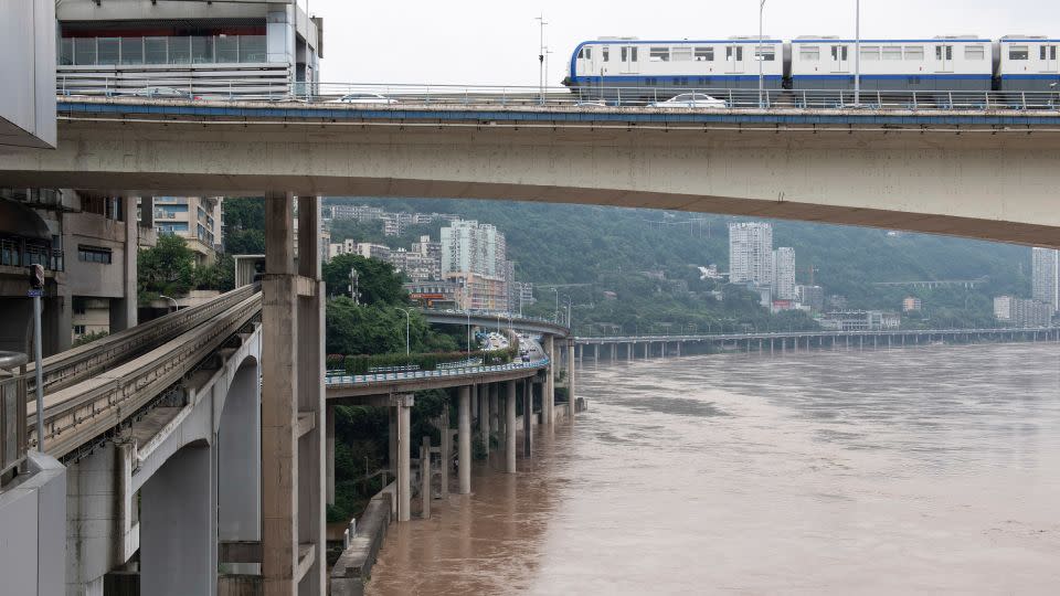 Las aguas de las inundaciones fluyen por las zonas urbanas de Chongqing el 12 de julio de 2024. - VCG/AP