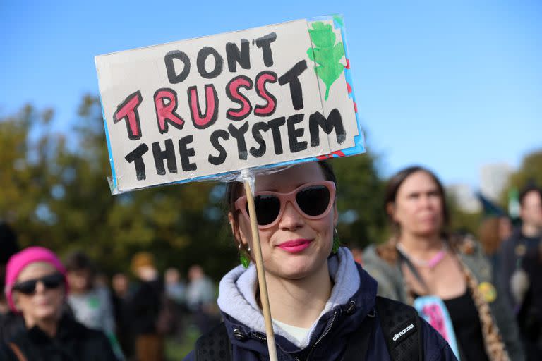 Los manifestantes se reúnen para una marcha y manifestación del grupo de protesta contra el cambio climático Extinction Rebellion, en el centro de Londres el 16 de octubre de 2022. -