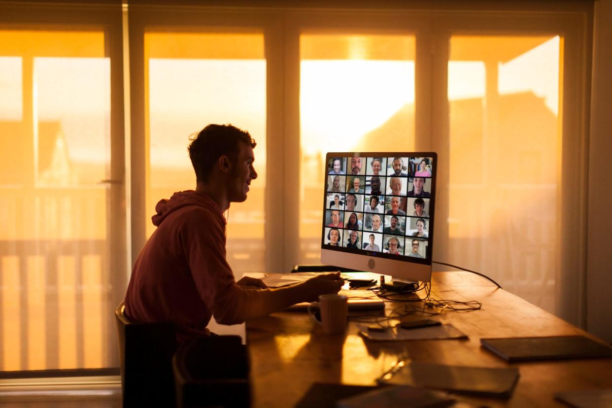 Symbolfoto: Eine Person, die an einer Telefonkonferenz teilnimmt. - Copyright: Alistair Berg/Getty Images