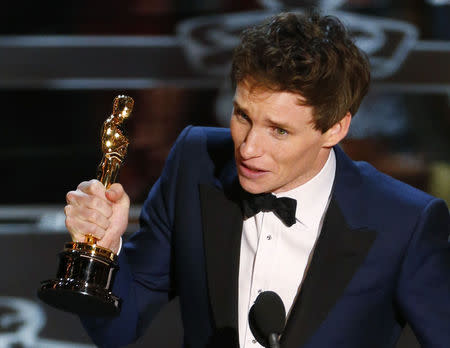 Actor Eddie Redmayne accepts the Oscar for best actor for his role in "The Theory of Everything" during the 87th Academy Awards in Hollywood, California February 22, 2015. REUTERS/Mike Blake