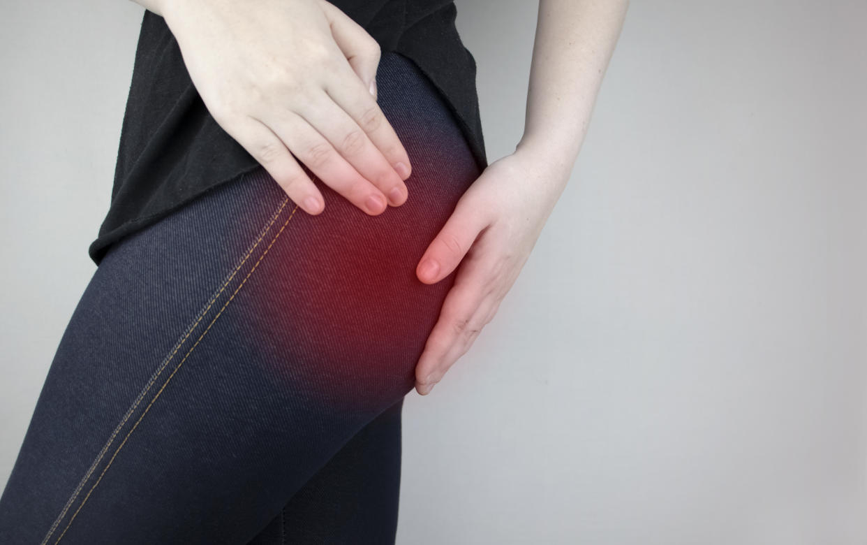 El dolor que se extiende desde la parte baja de la columna vertebral (lumbar) hacia los glúteos y hacia la parte posterior de la pierna es la característica distintiva de la ciática. (Foto: Getty)