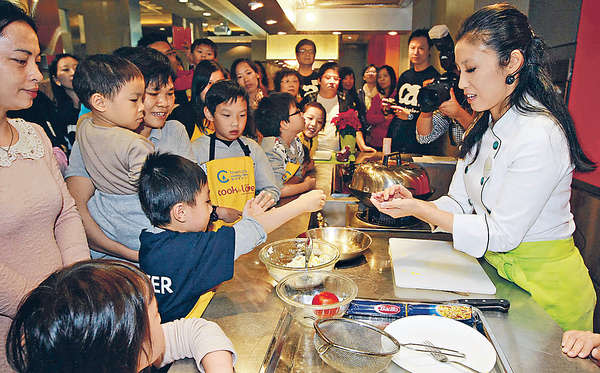 陳彥琳以廉價食材與基層家庭烹聖誕大餐。