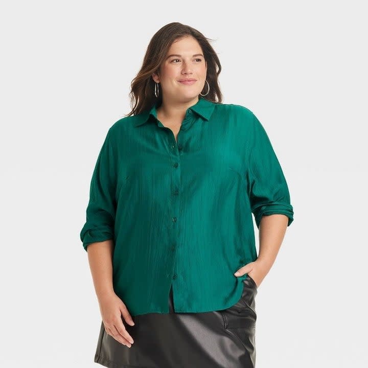 Model wearing the dark green shirt