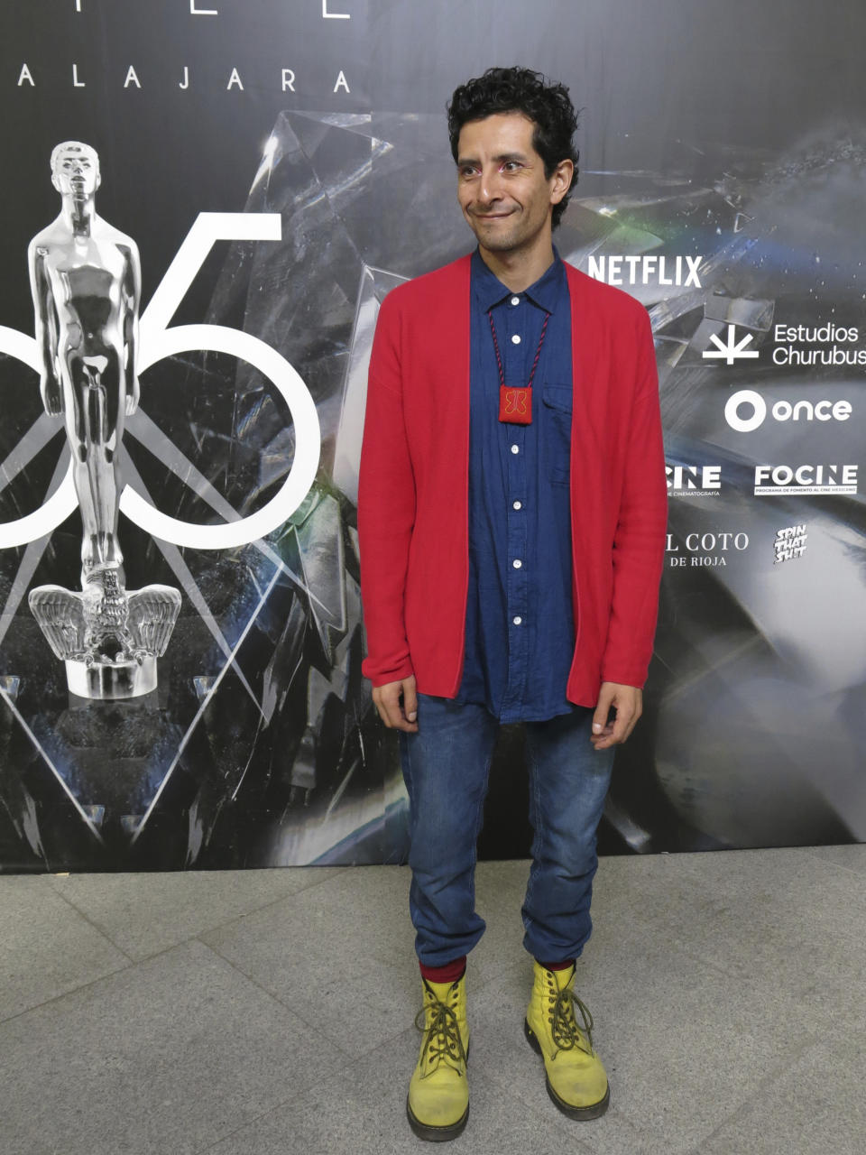 Raul Briones, de "El norte sobre el vacío", posa a su llegada al almuerzo de nominados de la 65a edición del Premio Ariel de la Academia Mexicana de Artes y Ciencias Cinematográficas en la Ciudad de México el 3 de agosto de 2023. (Foto AP/Berenice Bautista)