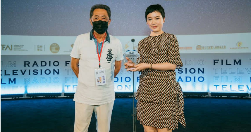 朱延平（左）擔任頒獎人，並頒發最佳新導演獎給導演阮鳳儀。（圖／國家影視聽中心)
