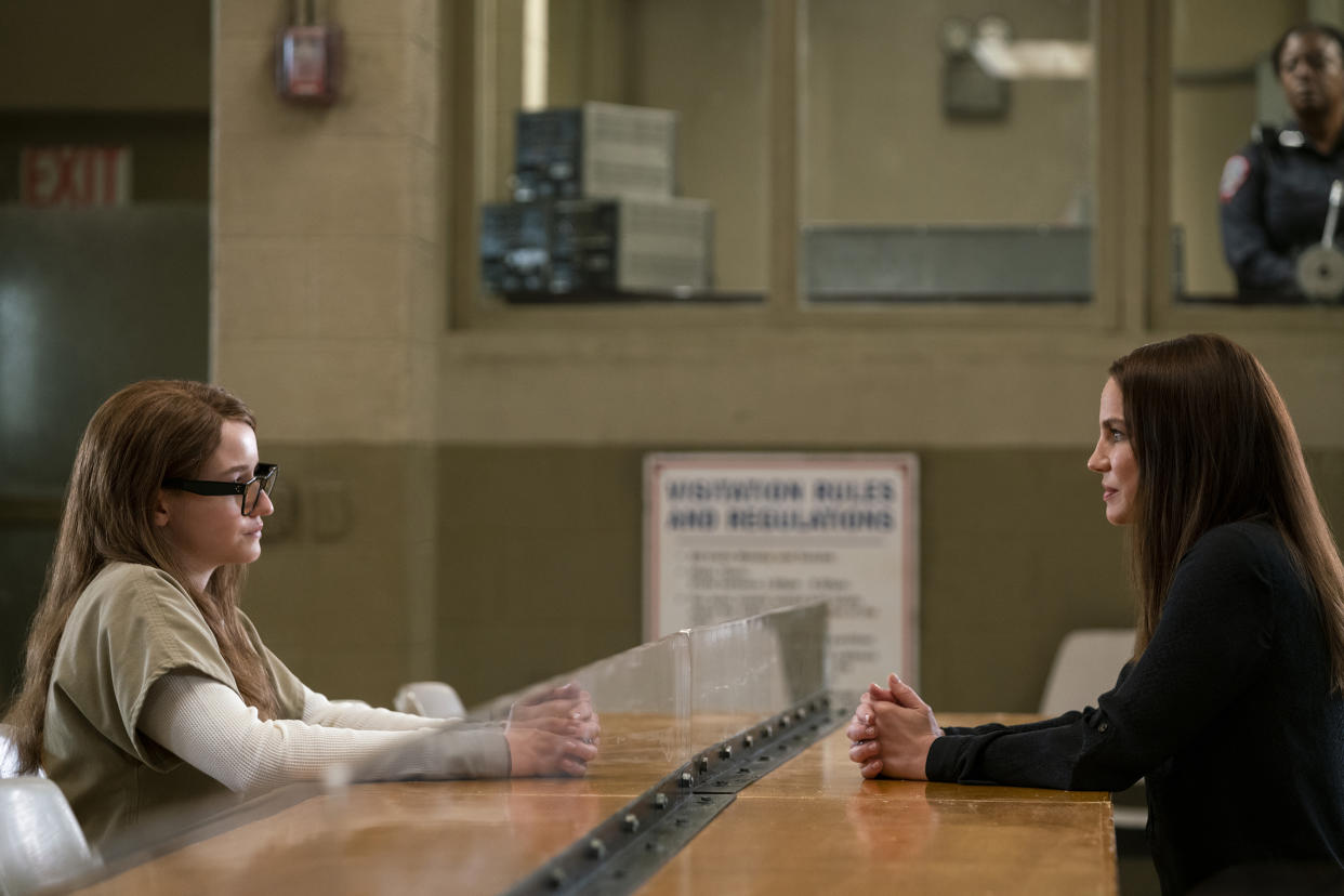 Vivian (Anna Chlumsky, right) visits Anna Sorokin (Julia Garner) as she covers her case. (Nicole Rivelli / Netlflix)