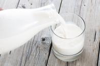 Auch fettarme Milch ist tatsächlich - hinsichtlich der Kalorien - besser als ihr Ruf. 100 Gramm (entspricht auch ungefähr 100 Millilitern) enthalten nur 47 Kalorien. (Bild: iStock / fotoedu)