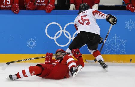 Ice Hockey - Pyeongchang 2018 Winter Olympics - Women's Semifinal Match - Canada v Olympic Athletes from Russia - Gangneung Hockey Centre, Gangneung, South Korea - February 19, 2018 - Olympic Athlete from Russia Alyona Starovoitova in action with Melodie Daoust of Canada, REUTERS/Grigory Dukor