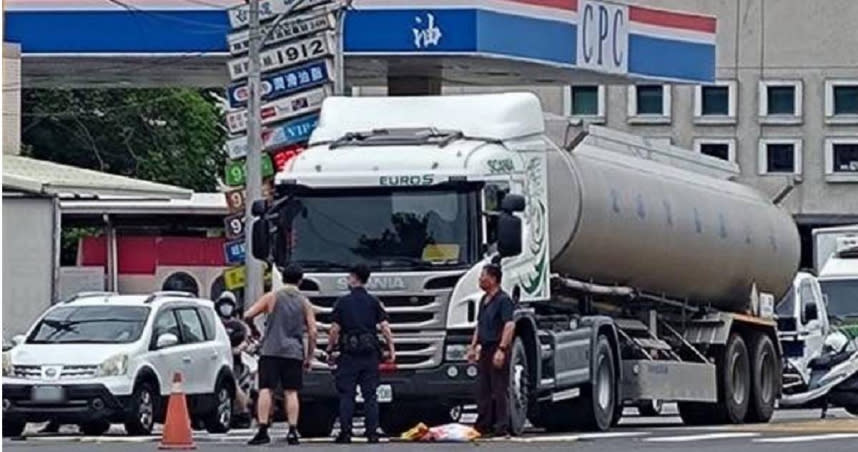 婦人騎車與曳引車相撞，所幸僅受輕傷並無大礙。（圖／翻攝畫面）