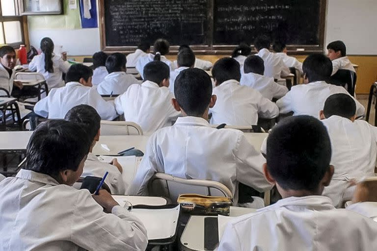 La incorporación de chicos de entre 6 y 17 años a escuelas públicas creció entre 2020 y 2022 más que en la década anterior