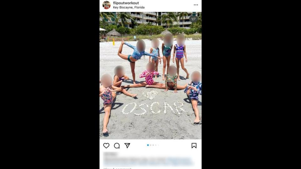 Captura de pantalla de la publicación de Instagram de Flipout Workout. Las estudiantes de gimnasia aparecen en la playa durante un entrenamiento con Oscar Olea.
