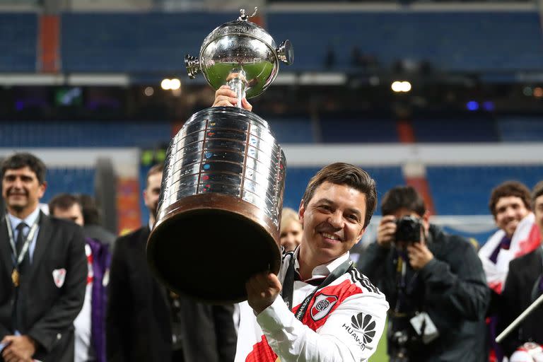 El entrenador de River Plate Marcelo Gallardo levanta el trofeo con los jugadores después de ganar la final de la Copa Libertadores