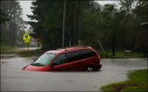 <p>Ein überflutetes Auto in der Stadt New Bern. (Bild: DPA) </p>