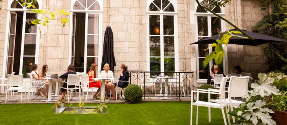 La terrasse du Clarance se dresse dans le verdoyant jardin du boutique-hôtel du vieux Lille.
