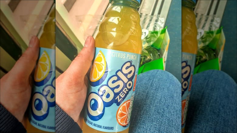 Holding Oasis Citrus Punch