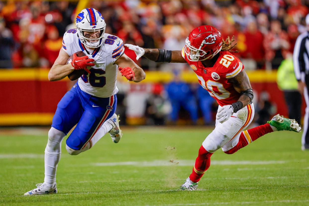 KANSAS CITY, MISSOURI - DECEMBER 10: Dawson Knox #88 of the Buffalo Bills carries the ball as he is pursued by Justin Reid #20 of the Kansas City Chiefs during the second half at GEHA Field at Arrowhead Stadium on December 10, 2023 in Kansas City, Missouri. (Photo by David Eulitt/Getty Images)