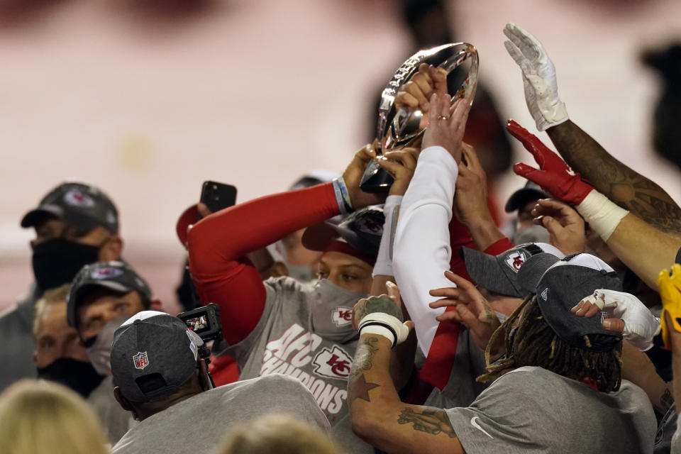 El quarterback de los Chiefs de Kansas City Patrick Mahomes celebra con el trofeo Lamar Hunt el campeonato de la AFC al vencer a los Bills de Búfalo el domingo 24 de enero del 2021. (AP Photo/Charlie Riedel)