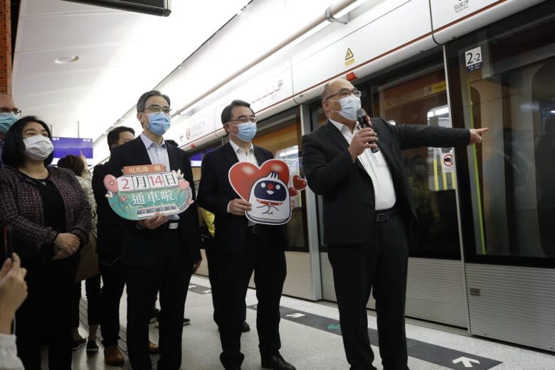 港鐵高層在月台歡迎首批乘客。(李志湧攝)