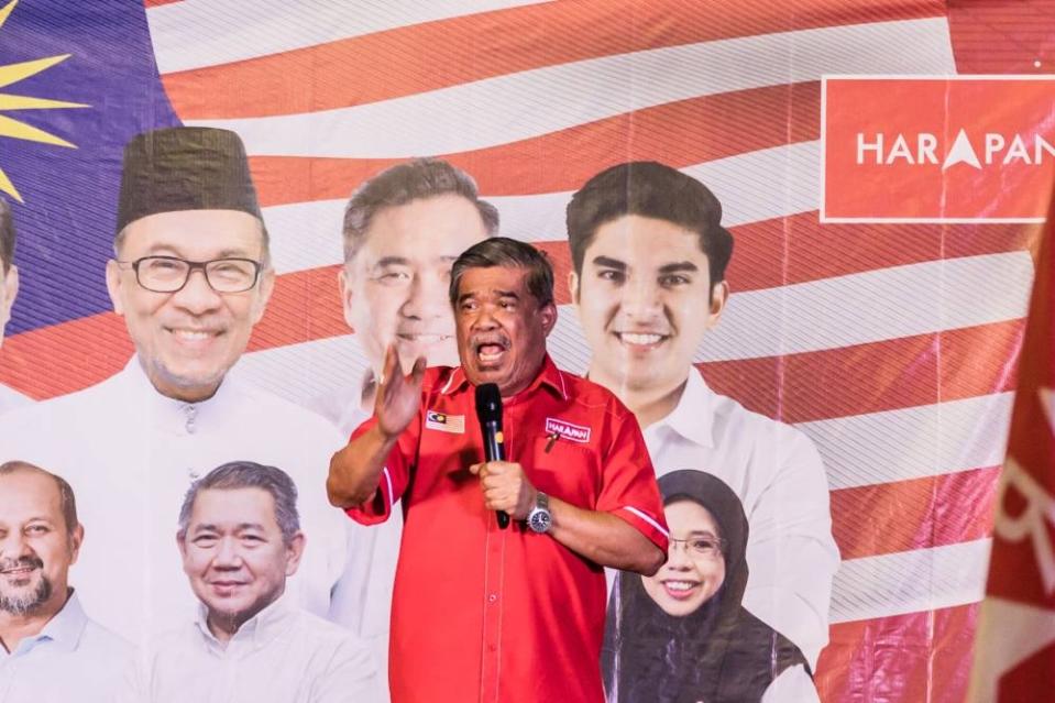 Amanah president Mohamad Sabu speaks during the Jelajah Mega Pakatan Harapan rally in Taman Keramat, Gombak on November 16, 2022. — Picture by Firdaus Latif