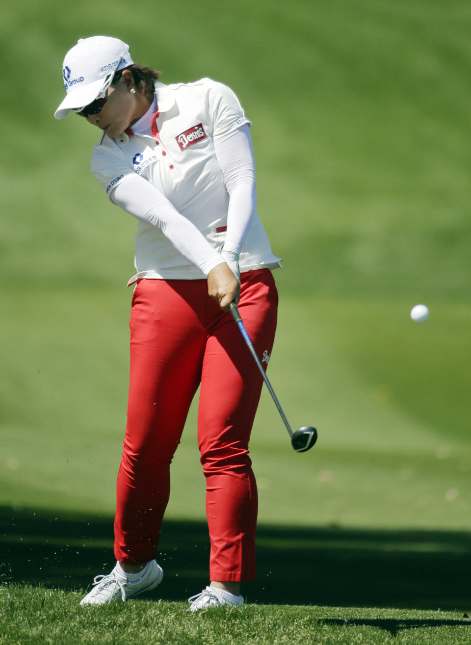 Se Ri Pak, of South Korea, hits out of the rough on the second hole during the final round of the Kraft Nabisco Championship golf tournament Sunday, April 6, 2014, in Rancho Mirage, Calif. (AP Photo/Chris Carlson)