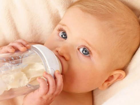 Si no tuvieras suficiente leche, ¿darías a tu hijo leche de otra persona? /Thinkstockphotos