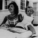 <p><b>27 novembre 1957.</b> Après avoir fait une fausse couche en 1955 et accouché d’un enfant mort-né en 1956, Jackie Kennedy découvre enfin les joies de la maternité en donnant naissance à sa fille Caroline. </p><br><br><a href="https://www.elle.fr/Societe/L-actu-en-images/Jackie-Kennedy-itineraire-d-une-mythique-First-Lady#xtor=AL-541" rel="nofollow noopener" target="_blank" data-ylk="slk:Voir la suite des photos sur ELLE.fr;elm:context_link;itc:0;sec:content-canvas" class="link ">Voir la suite des photos sur ELLE.fr</a><br><h3> A lire aussi </h3><ul><li><a href="https://www.elle.fr/Loisirs/Cinema/Dossiers/Paris-Gilbert-Becaud-la-dune-du-Pilat-Natalie-Portman-nous-parle-de-son-amour-pour-la-France-3419675#xtor=AL-541" rel="nofollow noopener" target="_blank" data-ylk="slk:Paris, Gilbert Bécaud, la dune du Pilat, Maïwenn... : Natalie Portman nous parle de son amour pour la France;elm:context_link;itc:0;sec:content-canvas" class="link ">Paris, Gilbert Bécaud, la dune du Pilat, Maïwenn... : Natalie Portman nous parle de son amour pour la France</a></li><li><a href="https://www.elle.fr/People/La-vie-des-people/News/Pourquoi-Jackie-Kennedy-en-avait-elle-contre-Madonna-3323062#xtor=AL-541" rel="nofollow noopener" target="_blank" data-ylk="slk:Pourquoi Jackie Kennedy en avait-elle contre Madonna ?;elm:context_link;itc:0;sec:content-canvas" class="link ">Pourquoi Jackie Kennedy en avait-elle contre Madonna ? </a></li><li><a href="https://www.elle.fr/People/La-vie-des-people/News/famille-kennedy#xtor=AL-541" rel="nofollow noopener" target="_blank" data-ylk="slk:La famille Kennedy : la saga d’un clan qui a changé l’Amérique;elm:context_link;itc:0;sec:content-canvas" class="link ">La famille Kennedy : la saga d’un clan qui a changé l’Amérique</a></li><li><a href="https://www.elle.fr/Societe/News/Peine-de-mort-avec-sursis-pour-la-Jackie-Kennedy-chinoise-2146402#xtor=AL-541" rel="nofollow noopener" target="_blank" data-ylk="slk:Peine de mort avec sursis pour la «Jackie Kennedy chinoise»;elm:context_link;itc:0;sec:content-canvas" class="link ">Peine de mort avec sursis pour la «Jackie Kennedy chinoise»</a></li><li><a href="https://www.elle.fr/Astro/Horoscope/Quotidien#xtor=AL-541" rel="nofollow noopener" target="_blank" data-ylk="slk:Consultez votre horoscope sur ELLE;elm:context_link;itc:0;sec:content-canvas" class="link ">Consultez votre horoscope sur ELLE</a></li></ul>