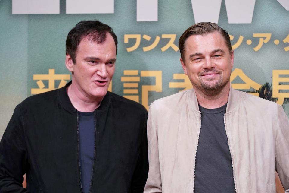 <p>Seine Rückkehr als Schauspieler feierte DiCaprio (rechts) 2019: Nach "Django Unchained" stand er für "Once Upon A Time in Hollywood" das zweite Mal für Regisseur Quentin Tarantino vor der Kamera. (Bild: Christopher Jue/Getty Images)</p>