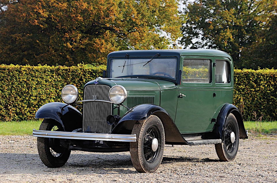 <p>Comme nous le verrons, les Ford américaines de grande taille ont souvent été regroupées et désignées collectivement par le nom de l'année modèle au cours de laquelle elles ont été produites pour la première fois. Cela s'est produit pour la première fois en 1932, mais dans le cas présent, nous nous concentrons sur le modèle 18.</p><p>C'est une voiture importante parce qu'elle marque les débuts d'un moteur <strong>V8 de 3,6 litres </strong>connu, en raison de sa configuration (les soupapes sont placées à côté des cylindres et non au-dessus), sous le nom de <strong>Flathead</strong>, bien que le terme européen soit sidevalve (soupapes latérales). Les V8 n'étaient pas une nouveauté à l'époque, mais le fait de pouvoir en avoir un dans une voiture relativement bon marché l'était certainement.</p>