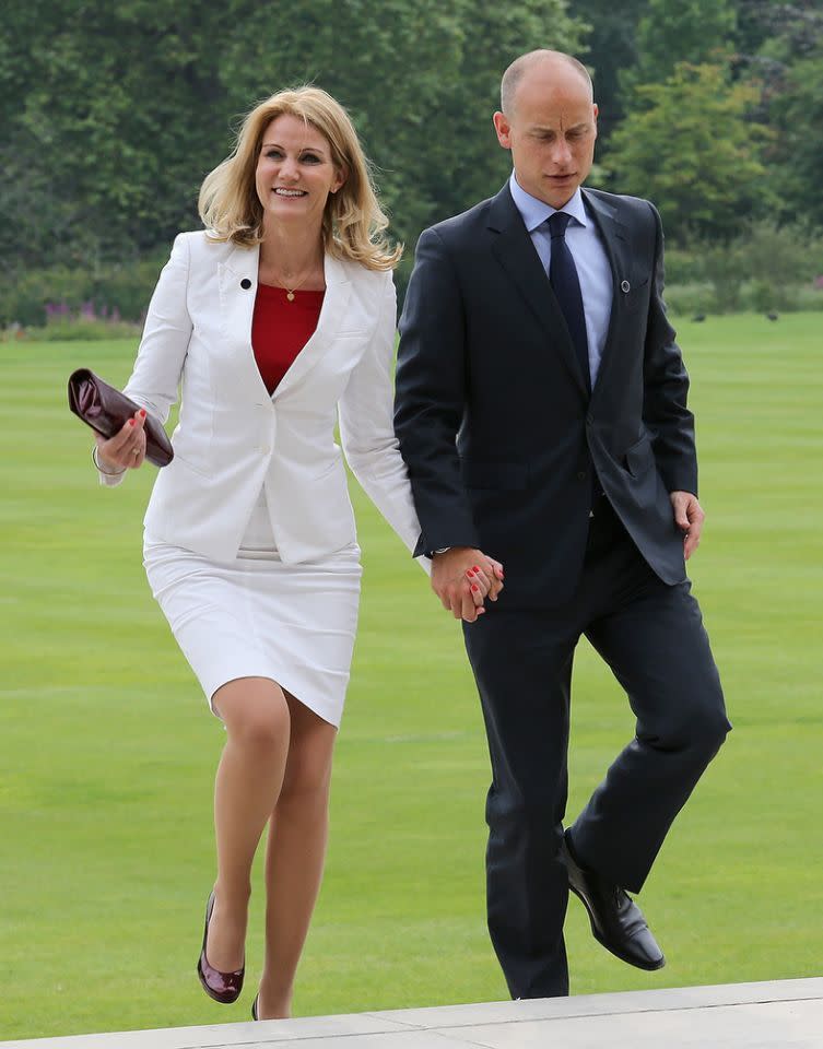 <p>Le premier ministre du Danemark Helle Thorning-Schmidt et son mari Stephen Kinnock arrivent à une réception afin de célébrer la cérémonie d'ouverture des Jeux Olympiques à Buckingham Palace le 27 juillet 2012 à Londres, Angleterre.<i> (Photo : Chris Jackson/Getty Images)</i></p>