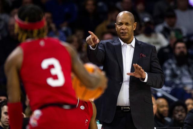 Louisville head coach Kenny Payne calls a play during the first half of an NCAA college basketball game against Notre Dame, Saturday, Jan. 28, 2023 in South Bend, Ind. (AP Photo/Michael Caterina)