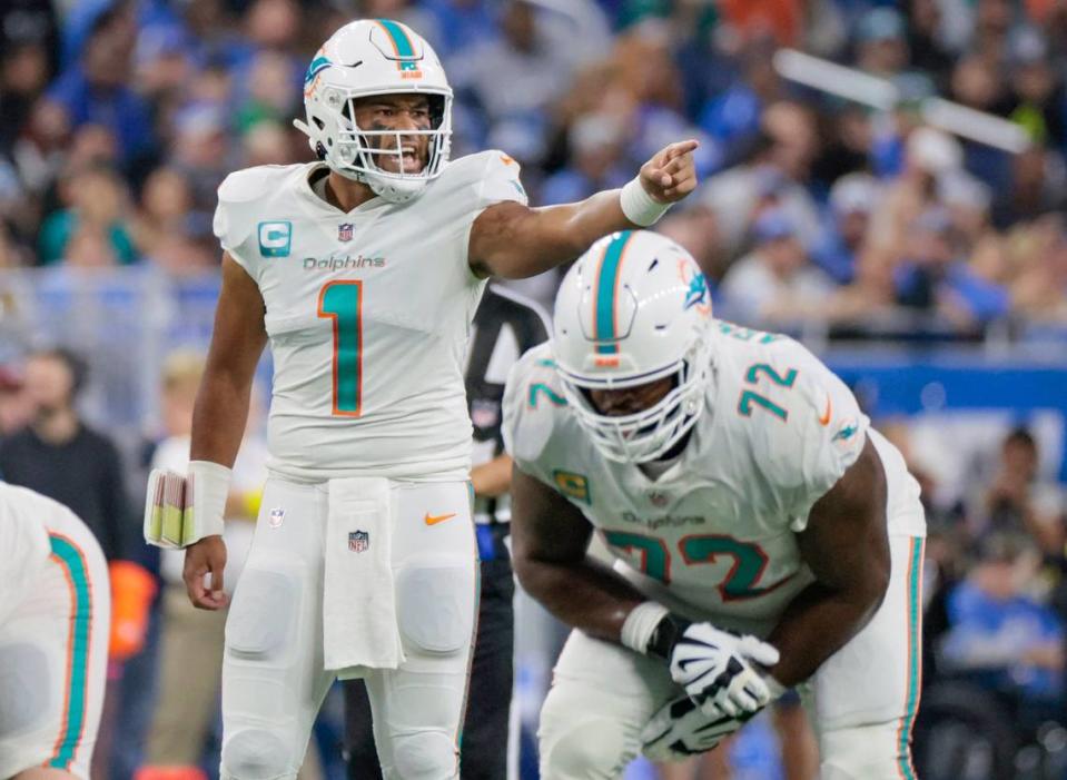 El quarterback de los Dolphins Tua Tagovailoa señala una jugada en el partido ante los Lions, celebrado el 30 de octubre de 2022 en Detroit.