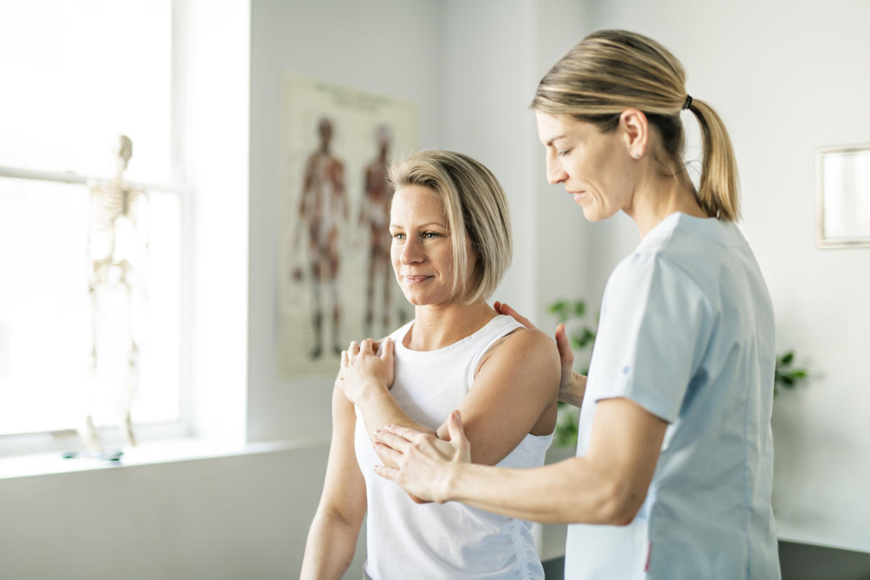 Durante mucho tiempo se ha pensado que los estiramientos, ya sea antes del ejercicio o al final, o ambos, sirven para disminuir el dolor muscular y las lesiones. Pero no es así exactamente. (Foto: Getty)