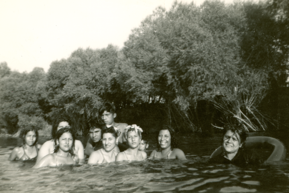 Jóvenes mexicano-estadounidenses de San Bernardino se bañan en el río Santa Ana por la restricción de acceso a la piscina municipal (mediados de 1930).