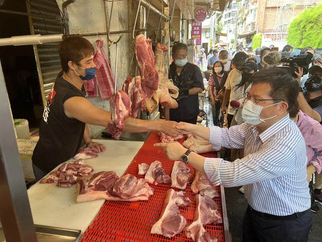 林佳龍到汐止中正市場拜票。（王揚傑攝）